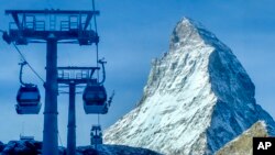 Zermatt, Elveția, decembrie 2020. Regiunile montane ar putea fi și ele afectate: dacă este penurie de electricitate, se va interzice producerea de zăpadă artificială, fără ce care multe stațiuni nu ar fi supraviețuit în ultimii ani, cu ierni calde.