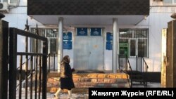 У входа в здание суда в Актобе. Иллюстративное фото.