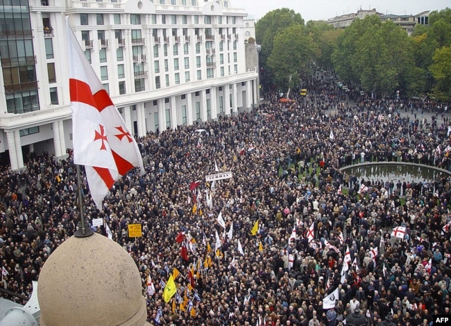 "Революция роз": митинг в Тбилиси 9 ноября 2003 года