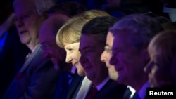 Канцлер ФРГ Ангела Меркель в окружении социал-демократов: слева от нее - Мартин Шульц, справа - Зигмар Габриэль