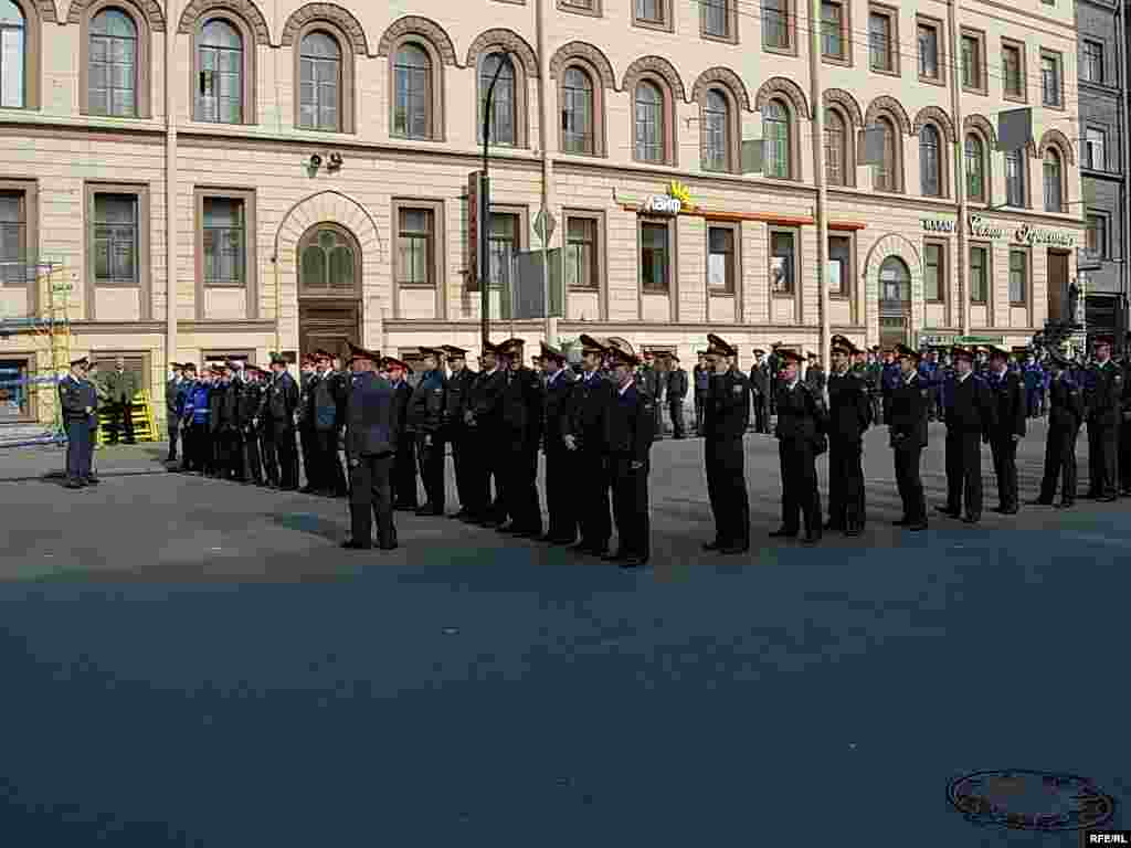Russia -- March of Dissent in St.Petersburg 01May2008