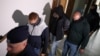 Володимир Журавльов (у центрі), у Варшавському районному суді, 1 жовтня 2025 року