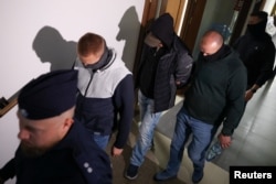 Scafandrul ucrainean, Volodimir Z., căutat de Germania pentru presupusa sa implicare în exploziile din 2022 care au avariat conducta Nord Stream, este escortat de poliția poloneză la tribunalul districtual.