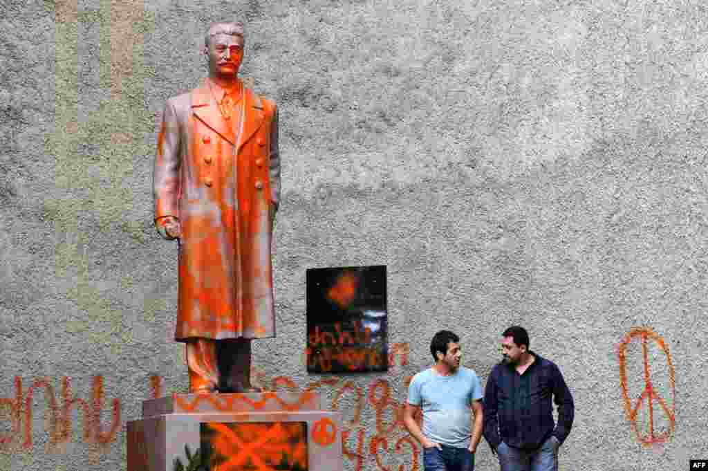 В грузинском городе Телави новый памятник Иосифу Сталину, который установили рядом с монументом павшим воинам Второй мировой войны, был осквернен всего через несколько часов после его открытия.