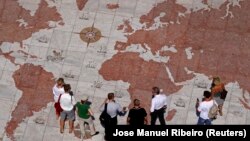 „Jumătate din UE va fi în recesiune”, spune șefa Fondului Monetar Internațional. Imagine de arhivă cu o hartă a lumii gravată în marmură, în Lisabona, Portugalia.