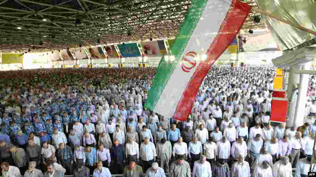 Иран. Верующие молятся в университете Тегерана во время Рамадана