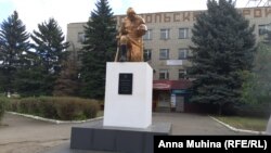 Памятник в Подлесном, который жители ремонтировали за свой счет