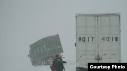 Обильные снегопады на горных дорогах Памира в Китай