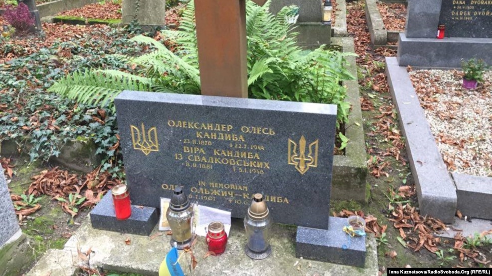 На могилі Олександра Олеся (архівне фото)