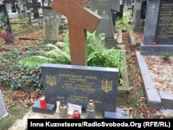 Могила, де до початку січня 2017 року покоїлись Олександр Олесь та його дружина Віра Кандиба, Прага