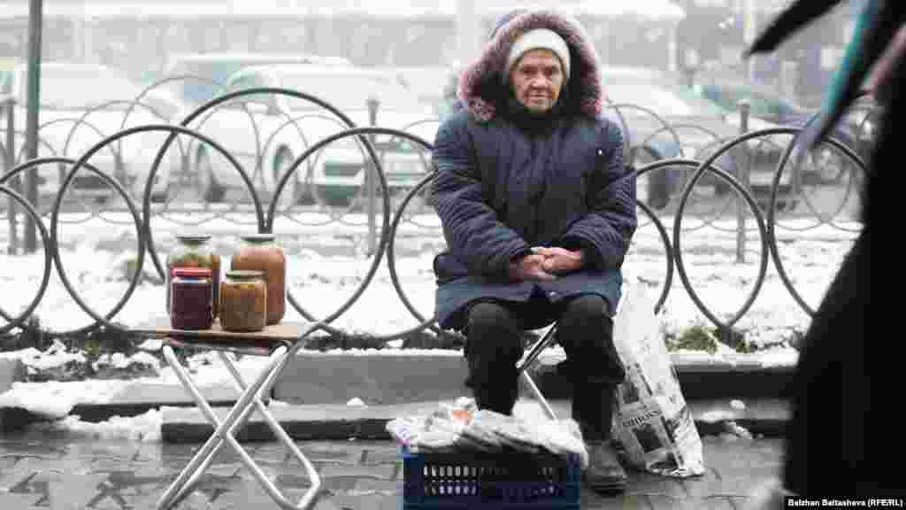 85-летняя Валентина живет на даче в Широкой Щели с 64-летней племянницей, инвалидом 2-й группы. До Зеленого базара добирается на автобусе, чтобы поторговать носками, которые вяжет сама. Носки продает по 1000&ndash;1500 тенге.