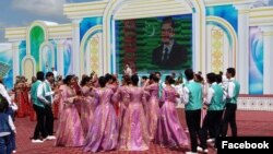 Fransiýanyň Türkmrenistandaky ilçisi Fransua Delaus Ahal welaýatynyň täze paýtagtynyň düýbüniň tutulyşyny surata düşürdi. 