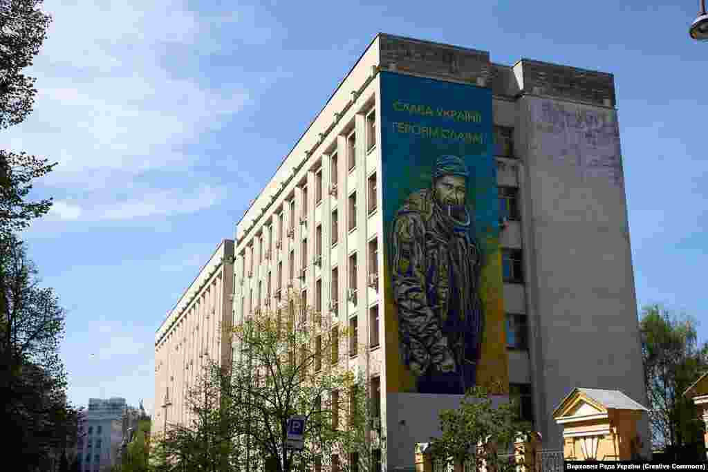 На одній із адміністративних будівель Верховної Ради у Києві з’явився мурал із зображенням Героя України Олександра Мацієвського та написом «Слава Україні! Героям Слава». Автор муралу – французький художник Крістіан Гемі – присвятив його пам’яті всіх загиблих під час війни в Україні. «Слава Україні!» – були останні слова Мацієвського перед тим, як його розстріляли російські військові