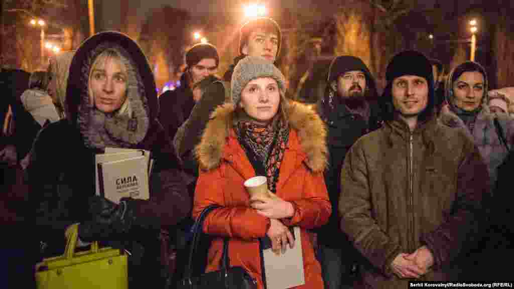 На подію прийшли жителі району. Щоб дізнатися думку киян щодо нової назви, щодо пропозиції на перейменування бульвару на честь Гавела, навіть було проведено онлайн-опитування. Чех переміг