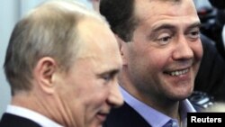 Некоторые склонны полагать, что лидеры страны делают хорошую мину при плохой игре