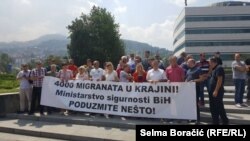 Zvaničnici ispred zgrade institucija BiH