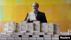  Рушди на представянето на автобиографичната си книга 