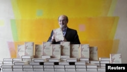 Salman Rushdie Almaniyada öz kitabı "Joseph Anton"u satır, 2012.