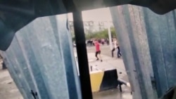 Сәтбаевтағы наразылық кезінде полицияға тас лақтырып жатқан адамдар. Әуесқой видеосынан скриншот.