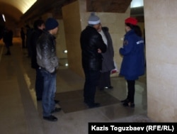 Метро платформасында поез күтіп тұрған жолаушылар. Алматы, 12 желтоқсан 2011 ж.