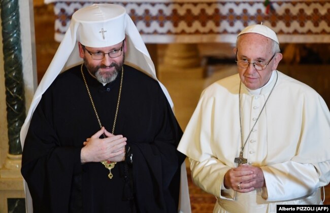 Глава УГКЦ Святослав Шевчук (ліворуч) і папа Римський Франциск у греко-католицькому соборі Святої Софії в Римі, 28 січня 2018 року