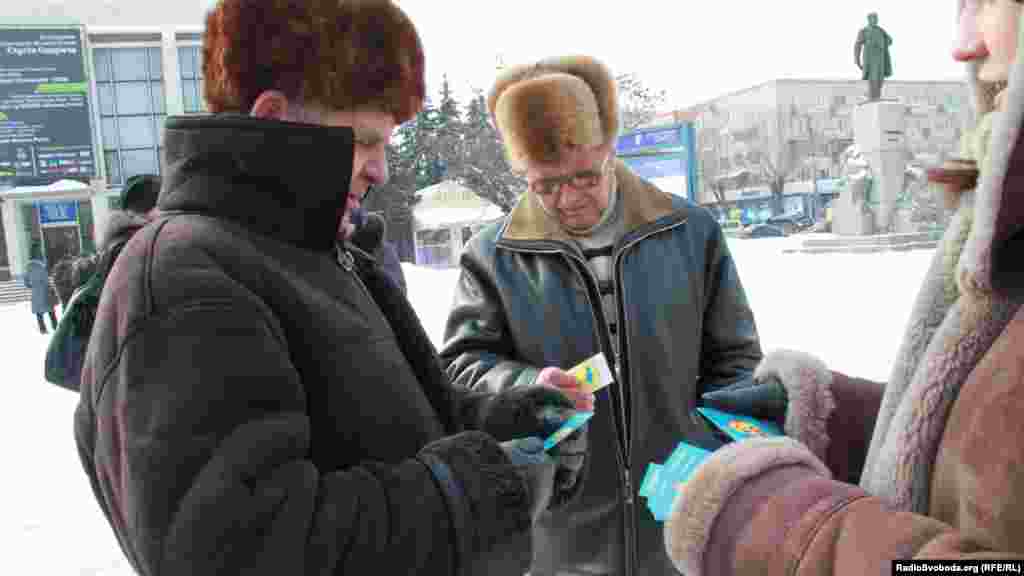 Листівки «Посмішка – це маленька казка. Подаруй її оточуючим!» дарують черкаські волонтери