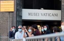 Ватикан музейі алдындағы ұзын-сонар кезек. Рим, 1 маусым 2020 жыл.