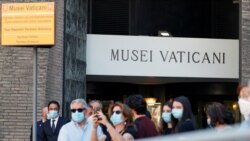 Ljudi koji nose zaštitne maske u Vatikanu uoči ponovnog otvaranja muzeja, Rim, Italija, 1. juna 2020.
