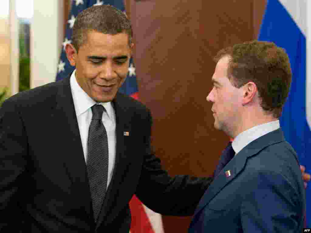 Претседателите на САД и на Русија Барак Обама и Дмитриј Медведев на разговори во Сингапур