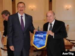 FİFA-nın prezidenti Sepp Blatter (sağda) Bakıda prezident İlham Əliyevlə (solda) görüş zamanı, 6 iyun 2011