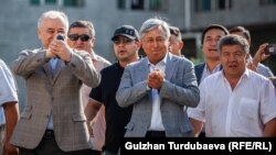 Омурбек Текебаев и Дуйшонкул Чотонов после выхода из зала суда. 29 августа 2019 года. 