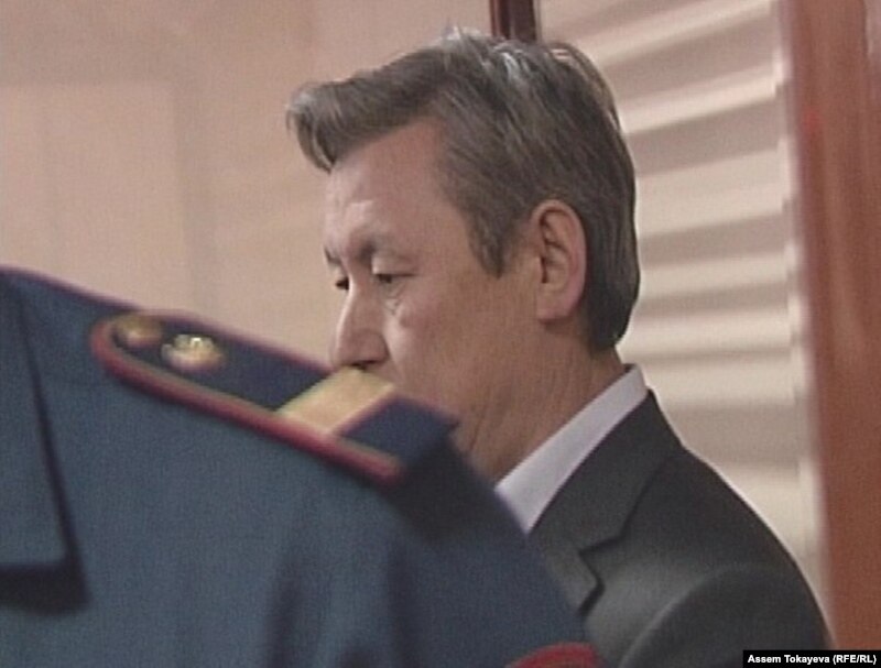 Жаксыбек Кулекеев слушает свой приговор. Астана, 13 ноября 2008 года