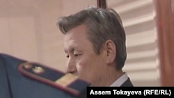 Жақсыбек Күлекеев өзіне шығарылған сот үкімін тыңдап тұр. Астана, 13 қараша 2008 жыл.