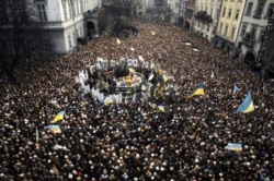 Під час відзначення свята Водохреща Українською греко-католицькою церквою на площі Ринок у Львові, 19 січня 1990 року