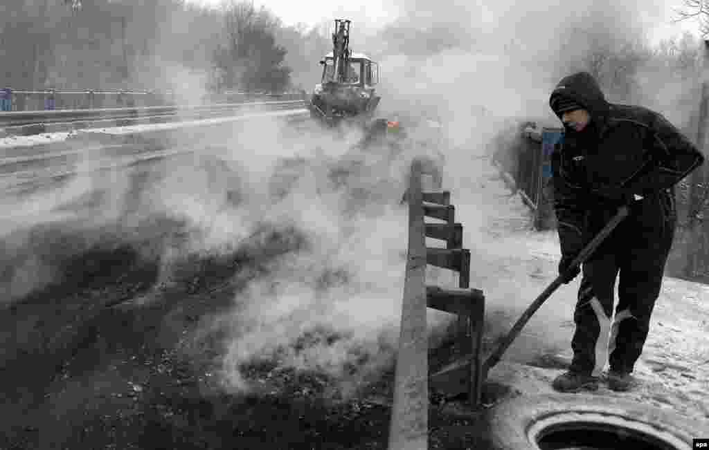 Tires are burnt to block an international highway in Ukraine. (EPA/Darek Delmanowicz)&nbsp;