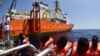 Операция по спасению мигрантов в море с участием судна Aquarius (архивное фото)