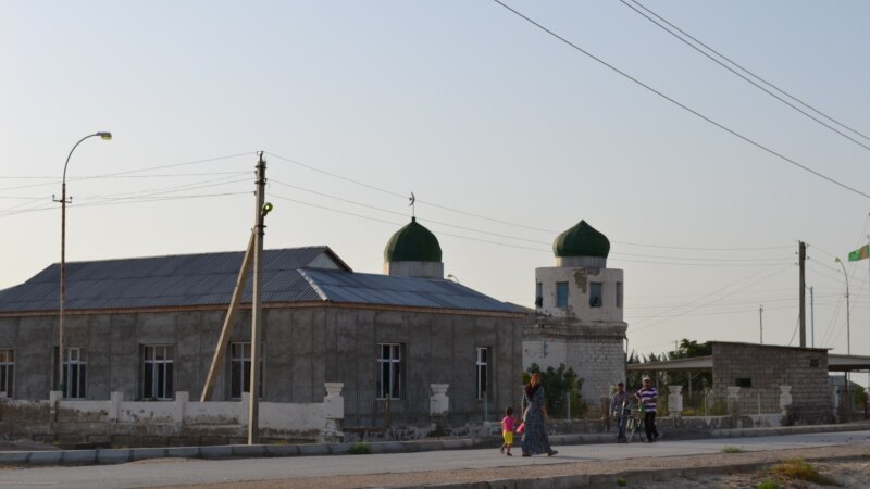 Türkmenistanda namaz okaýan we il içinde dini agzaýan adamlar soraga çekilýär