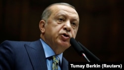 Turkish President Tayyip Erdogan told parliament on October 23 that a team of Saudi agents began arriving in Turkey the day before journalist Jamal Khashoggi was killed. 