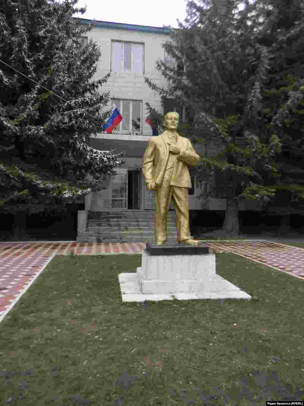 Памятник Ленину перед городским советом города Хунзах был уничтожен после развала СССР, но потом восстановлен.