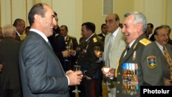 Armenia -- President Robert Kocharian and General Mikael Harutiunian (R) at a reception in Yerevan, 19 September 2006.