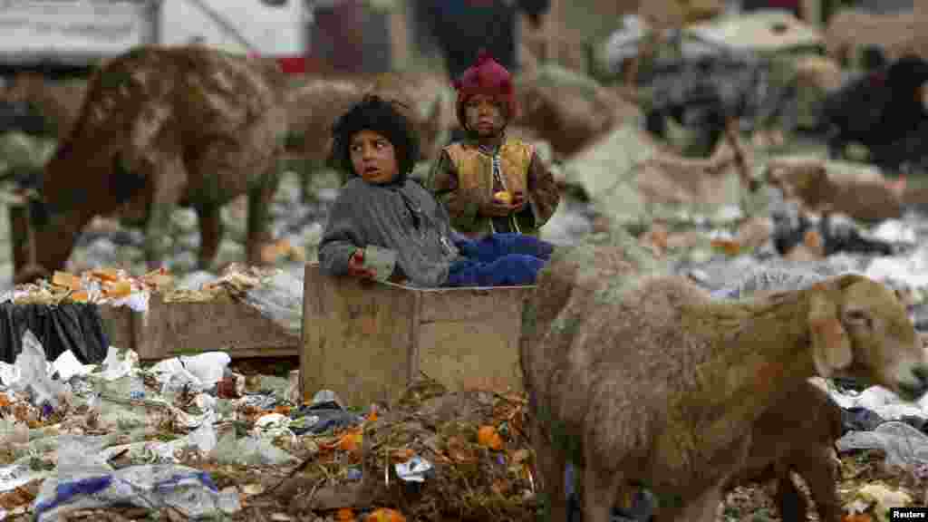 Afganistan - La joacă, la gunoişte, Kabul, 15 martie. Foto: Reuters / Omar Sobhani 