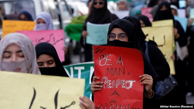 Grupet e të drejtave të njeriut thonë se tradita e pajës në Pakistan shpesh abuzohet nga familjet e dhëndurëve.