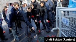 Луѓе денеска положуваат цвеќе пред ноќниот клуб во Истанбул во кој за новогодишната ноќ беше извршен крвав терористички напад