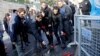 Людзі нясуць кветкі да начнога клюбу Reina ў Стамбуле, дзе 1 студзеня быў учынены ўзброены напад 
