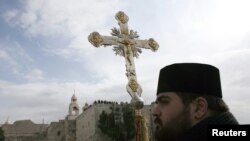 Палестина - Армянский священнослужитель возглавляет Рождественскую процессию у церкви Рождества Христова в Вифлееме, 18 января 2011 г.