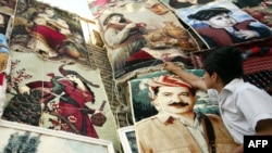 An Iraqi Kurd hangs a carpet with the likeness of Kurdish regional President Masud Barzani, leader of the Kurdistan Democratic Party (KDP), in Irbil. (file photo)