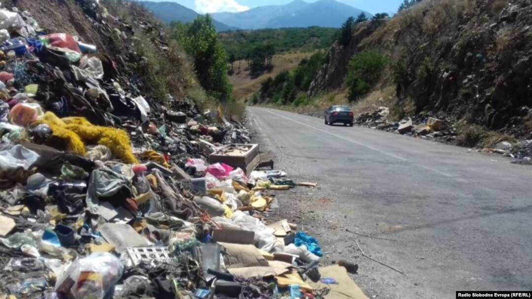 Обиколницата пред да биде расчистена од смет.