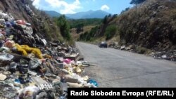 Mbeturinat skaj rrugës, Maqedoni.