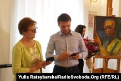 Гліб Пригунов вручає ювілейну медаль «25 років Незалежності України» дружині Івана Сокульського Орині