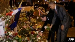 АҚШ президенті Барак Обама (оң жақта) мен Франция президенті Франсуа Олланд "Батаклан" концерт орталығының алдына гүл қойып тұр. Париж, Paris, 30 қараша 2015 жыл.